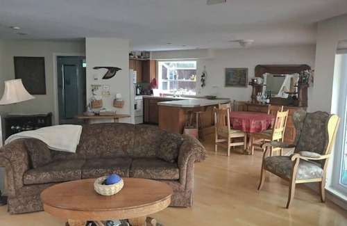 Portland Boat Rental | The Lily Pad (A Floating Home)