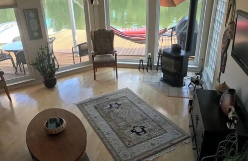 Portland Boat Rental | The Lily Pad (A Floating Home)