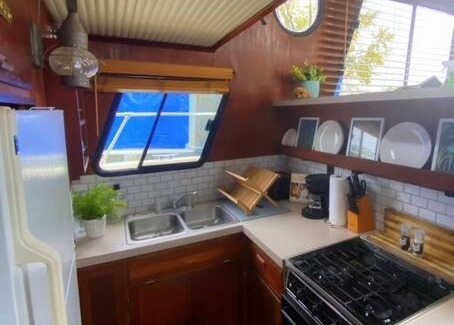 Sabula Boat Rental | The Lily Pad Boatel Houseboat