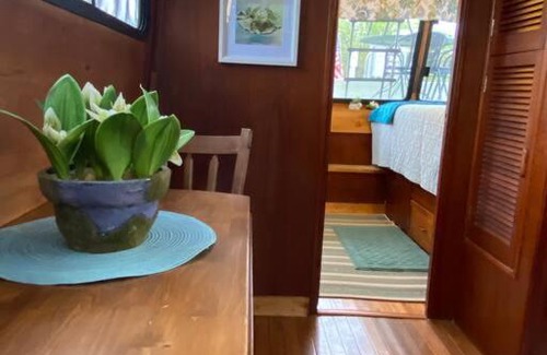 Sabula Boat Rental | The Lily Pad Boatel Houseboat
