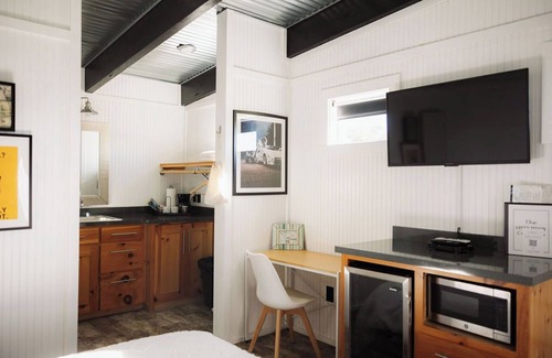 Dripping Springs Cottage | The Liney Moon - Horseshoe Cottage w/Pool, Firepits, Putting Green, & More!