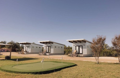 Dripping Springs Cottage | The Liney Moon - Horseshoe Cottage w/Pool, Firepits, Putting Green, & More!