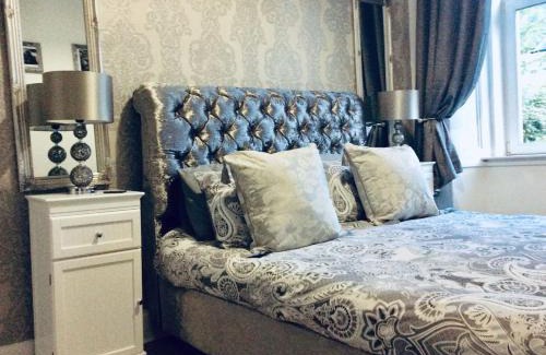 Gourock Apartment | THE LION'S DEN ON ROYAL STREET