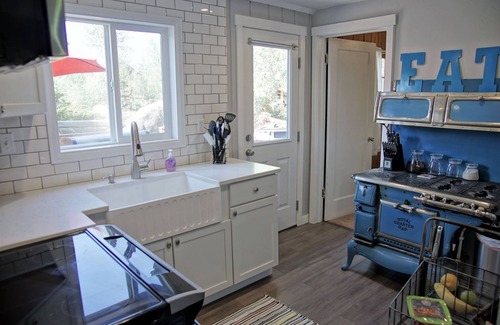 Grand Lake Cabin | The Little Blue Moose Hideaway - Pet Friendly Secluded Cabin -10 min to RMNP