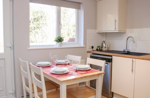 Church Stretton Cottage | THE LITTLE DINGLE, family friendly, with a garden in Church Stretton
