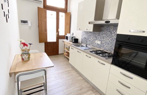 Santa Lucia Apartment | The Little House at 41. Bright apartment with modern and functional furnishings.