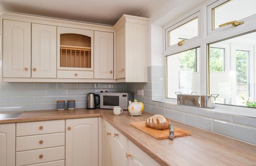 Aldringham Cottage | The Lodge, Aldringham - sleeps 4 guests in 2 bedrooms