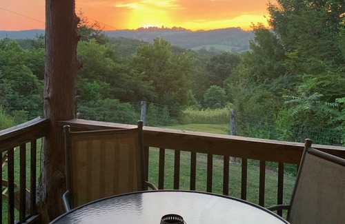 Washburn Cabin | The Lodge at COSY Farms...peaceful, secluded, mountain views, family friendly.
