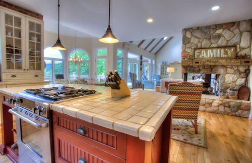Fairview House | The Lodge at Edenderry | Pet-Friendly Mountain Luxury Retreat | Hot Tub & More!