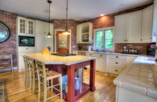 Fairview House | The Lodge at Edenderry | Pet-Friendly Mountain Luxury Retreat | Hot Tub & More!