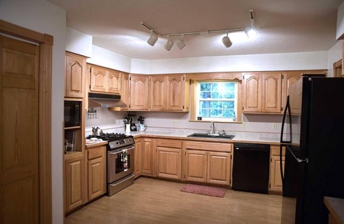 Norfork Ski Chalet | "The Lodge" GREAT FOR GROUPS & Walk-in Norfork River Access in Norfork, AR