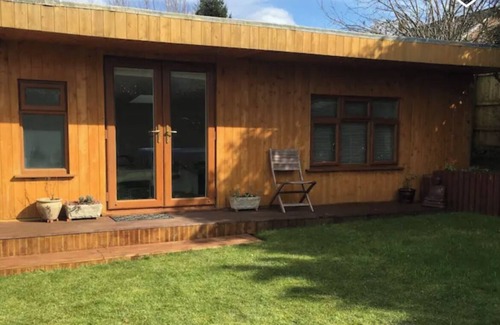 Cheltenham Apartment | The Lodge Leckhampton - great studio accommodation for 4!