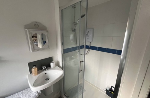 Cheltenham Apartment | The Lodge Leckhampton - great studio accommodation for 4!