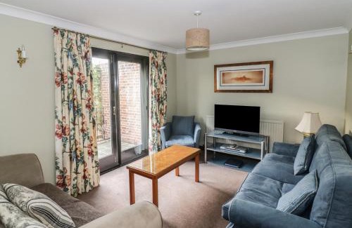 Hadleigh House | The Lodge off High Street