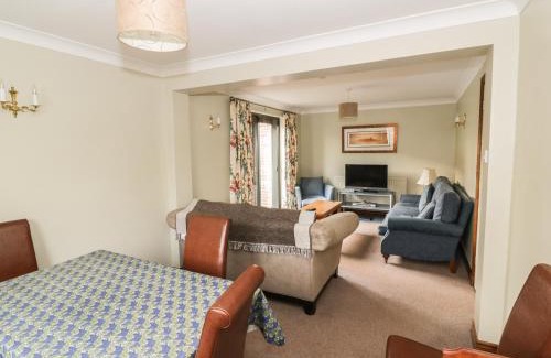 Hadleigh House | The Lodge off High Street