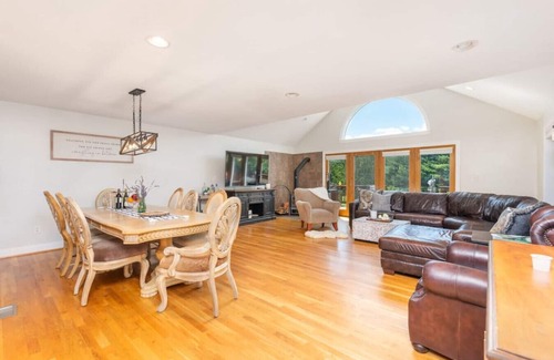 Roseland House | The Lodge on 151 on 40 acres