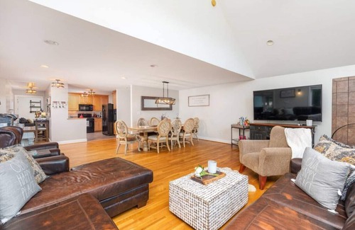 Roseland House | The Lodge on 151 on 40 acres