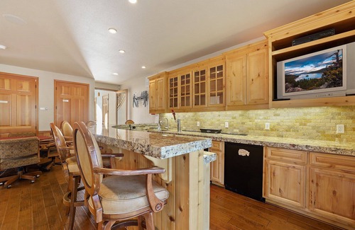 Meyers Cabin | The Lodge on Oaxaco - Epic Man Cave/Billiard Room