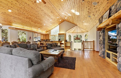 Meyers Cabin | The Lodge on Oaxaco - Epic Man Cave/Billiard Room