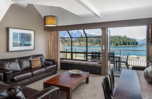 Queenstown Apartment | The Lodges 9 - Lake Front Views and Walk to Town
