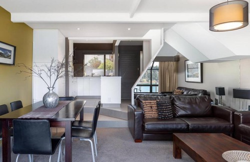 Queenstown Apartment | The Lodges 9 - Lake Front Views and Walk to Town