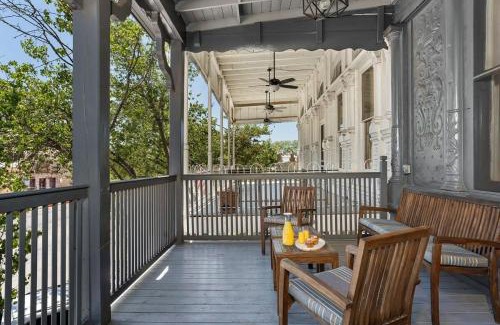 Fredericksburg Hotel | The Loft on Main St loft with balcony views