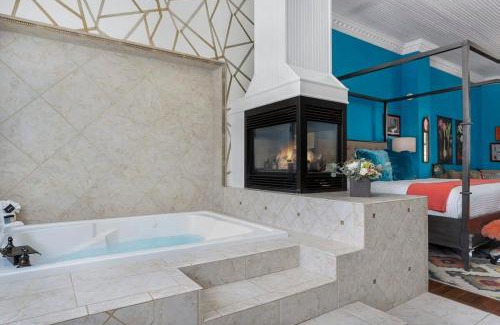 Fredericksburg Hotel | The Loft on Main St loft with balcony views