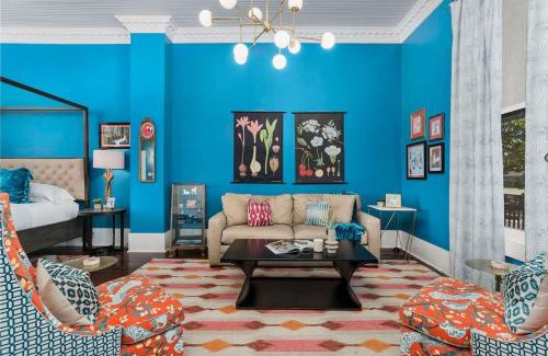 Fredericksburg Hotel | The Loft on Main St loft with balcony views