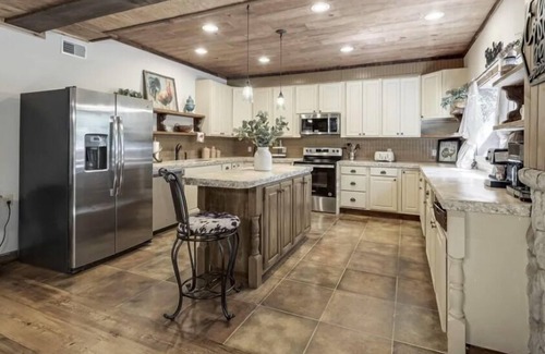 Cottontown Cabin | The Log Palace Private Guest Suite by RedAwning