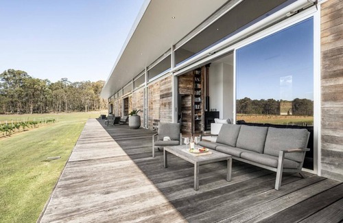 Pokolbin House | The Longhouse - Your group escape. The Longhouse, Hunter Valley