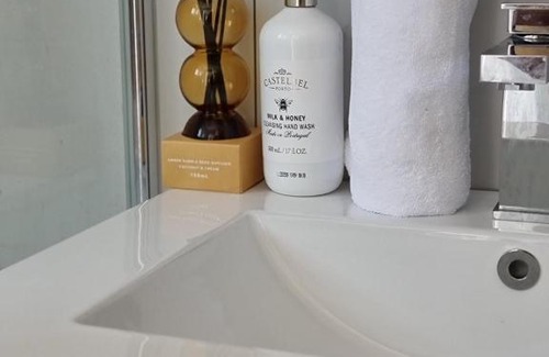 Loganlea Apartment | The Lux Guest House