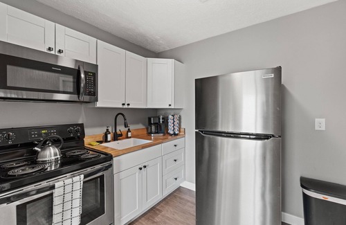 Harrodsburg Apartment | The Luxe/Hot Tub/Putt Putt/10 Miles Shaker Village