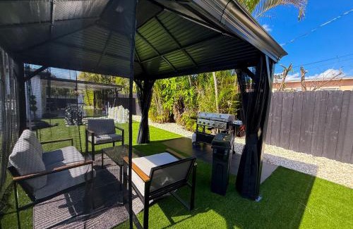Flagami Villa | The LuxeLanding MIA- Swimming pool, Oasis Lounge, Mini Golf, BBQ and Hibachi Grill , and Outdoor Games