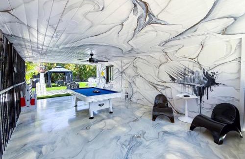 Flagami Villa | The LuxeLanding MIA- Swimming pool, Oasis Lounge, Mini Golf, BBQ and Hibachi Grill , and Outdoor Games