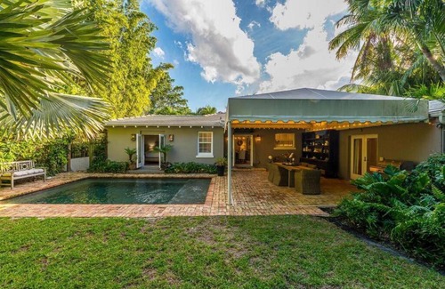 Poiciana Park II Apartment | The Luxury Sunset Villa! Saltwater Pool & Hot Tub!