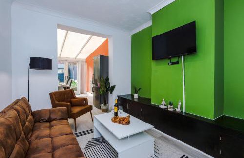 Tunstall Apartment | The Lyme Lounge by Parydise Properties - Spacious & Cosy 3BR with Free Parking - Perfect for Business & Family