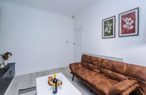 Tunstall Apartment | The Lyme Lounge by Parydise Properties - Spacious & Cosy 3BR with Free Parking - Perfect for Business & Family