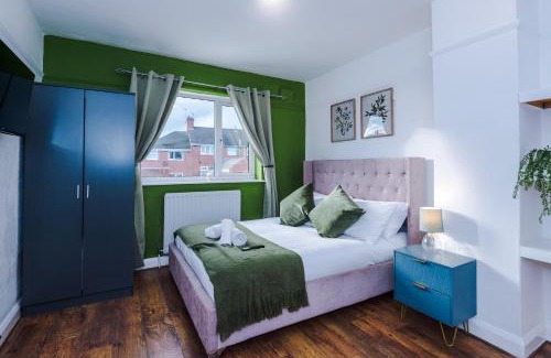 Tunstall Apartment | The Lyme Lounge by Parydise Properties - Spacious & Cosy 3BR with Free Parking - Perfect for Business & Family
