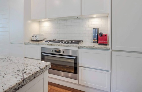 Bathurst House | The Maeve 1875 - Heart of Bathurst - Sleeps 10
