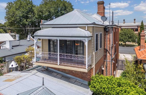 Bathurst House | The Maeve 1875 - Heart of Bathurst - Sleeps 10