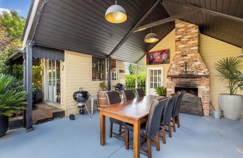 Bathurst House | The Maeve 1875 - Heart of Bathurst - Sleeps 10