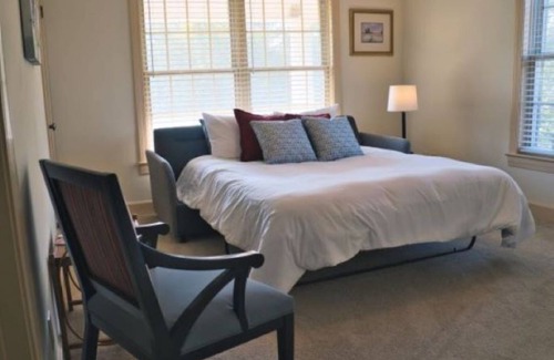 Starkville Bed & Breakfast | The Magnolia Tree B&B JACK & JILL SUITE conveniently located 5 minutes from MSU!