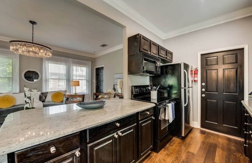 Old East Dallas Condo | The main living area includes a spacious living room, dining area, and spa-inspired bathroom. Guests enjoy complimentary high-speed WiFi, washer/dryer, and all essential amenities for comfort and convenience.