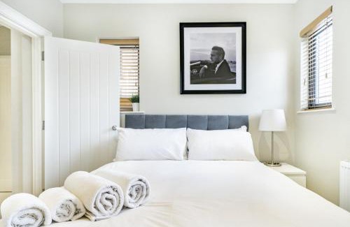 Belfast Apartment | The Manhattan - 1 Bd City Ap - Gold Short Term Stays