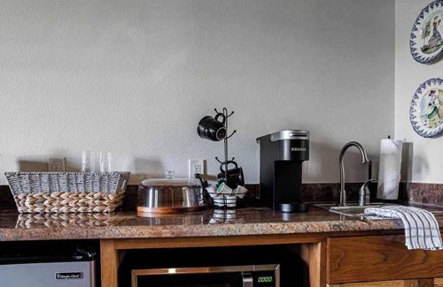 Fredericksburg Cabin | The Manor Haus at Messina Hof Hill Country Winery-Messina Haus