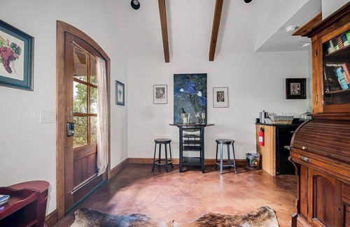 Fredericksburg Cabin | The Manor Haus at Messina Hof Hill Country Winery-Paris Haus