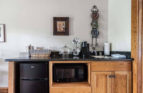 Fredericksburg Cabin | The Manor Haus at Messina Hof Hill Country Winery-Paris Haus