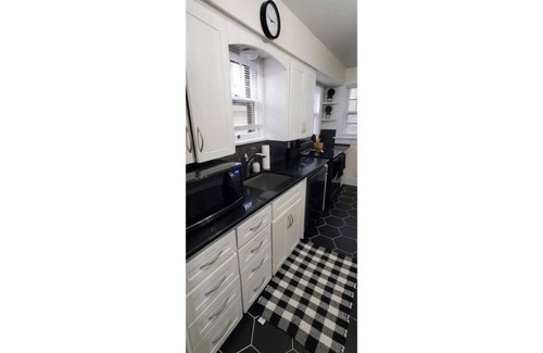 Wichita House | The Maple - Charming 2 Bed in historic Delano