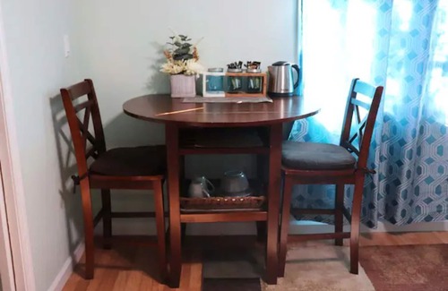 Vallejo Apartment | The Master's Bed & Bath Guest Suite!