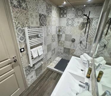 Riou - Petit Juas - Av de Grasse Villa | The Mazet